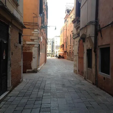 Lando Un Nido D'amore Velence